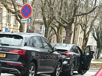 Voiture de fonction du maire de Metz arrêtée sur une place réservez aux personnes à mobilité réduite